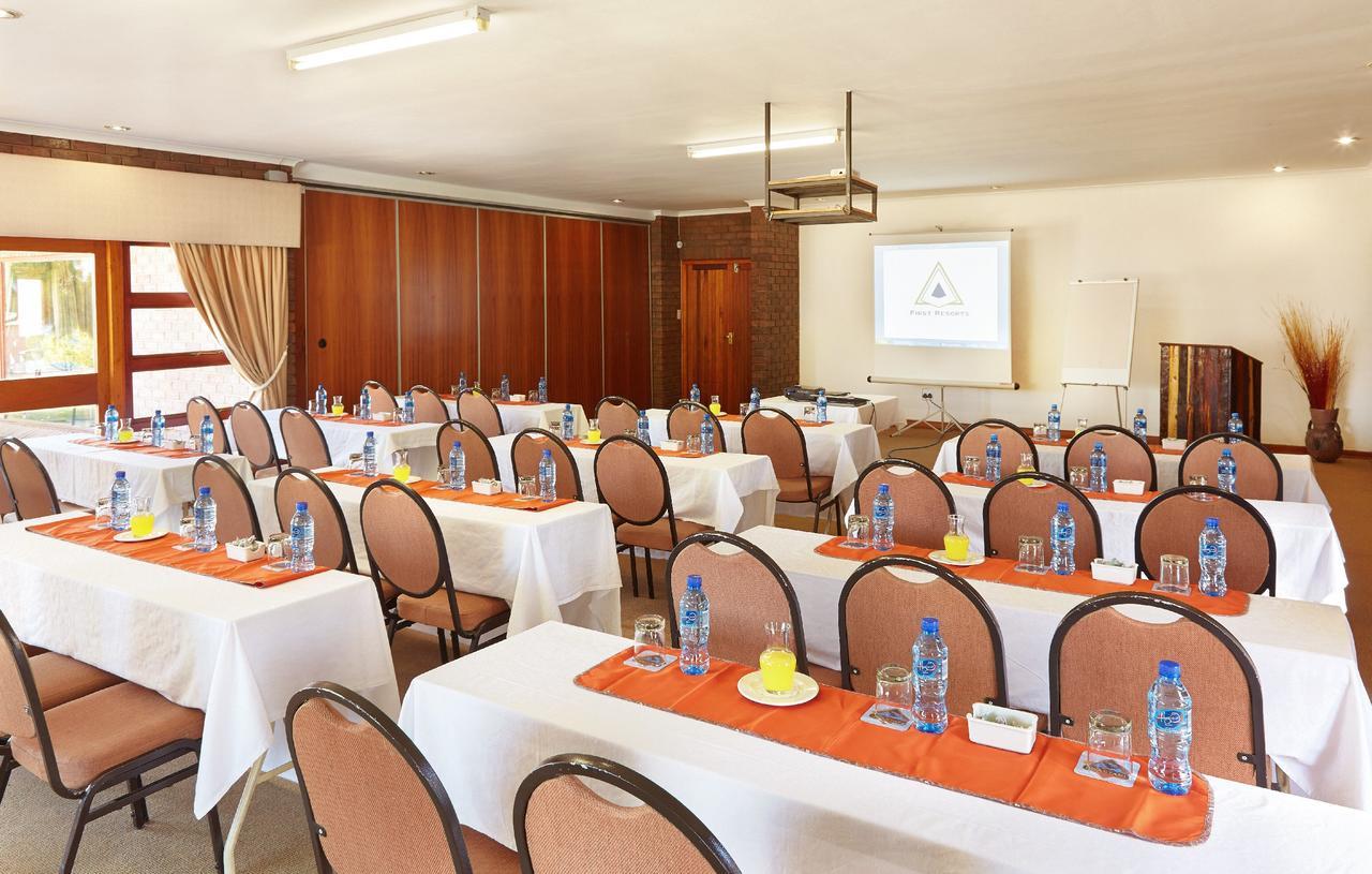 Hotel First Group Qwantani Harrismith Esterno foto