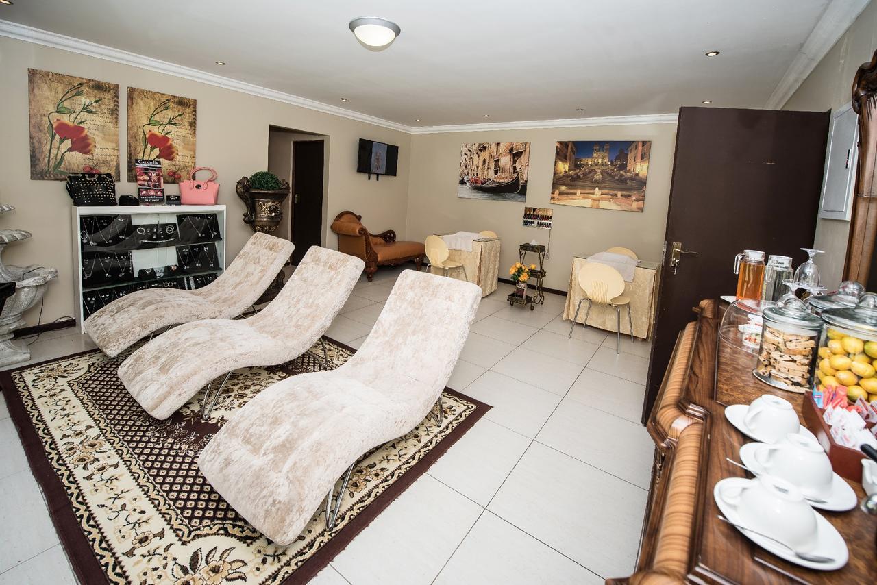 Hotel First Group Qwantani Harrismith Esterno foto