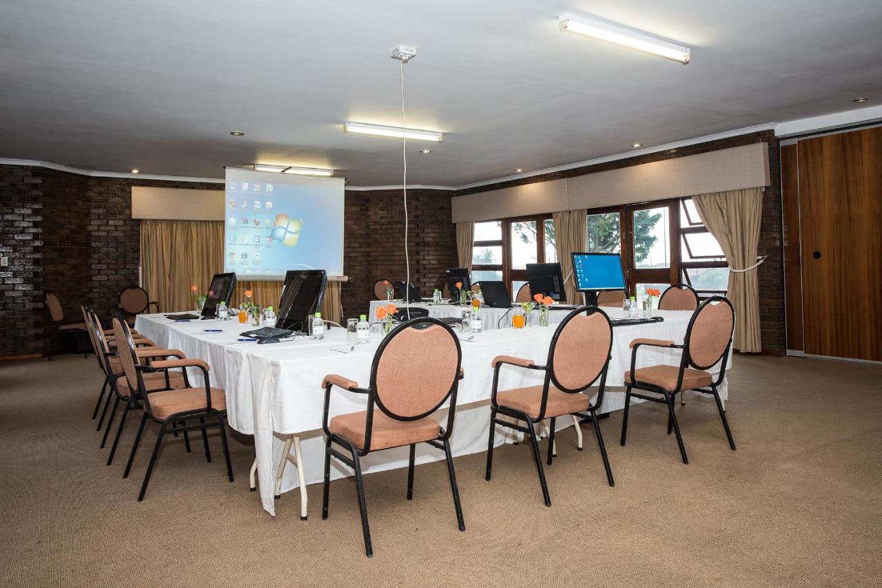 Hotel First Group Qwantani Harrismith Esterno foto